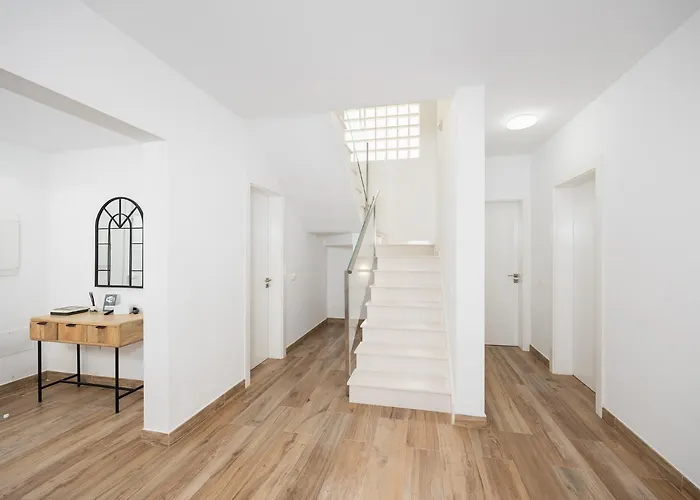 Villa Secret 1 *
